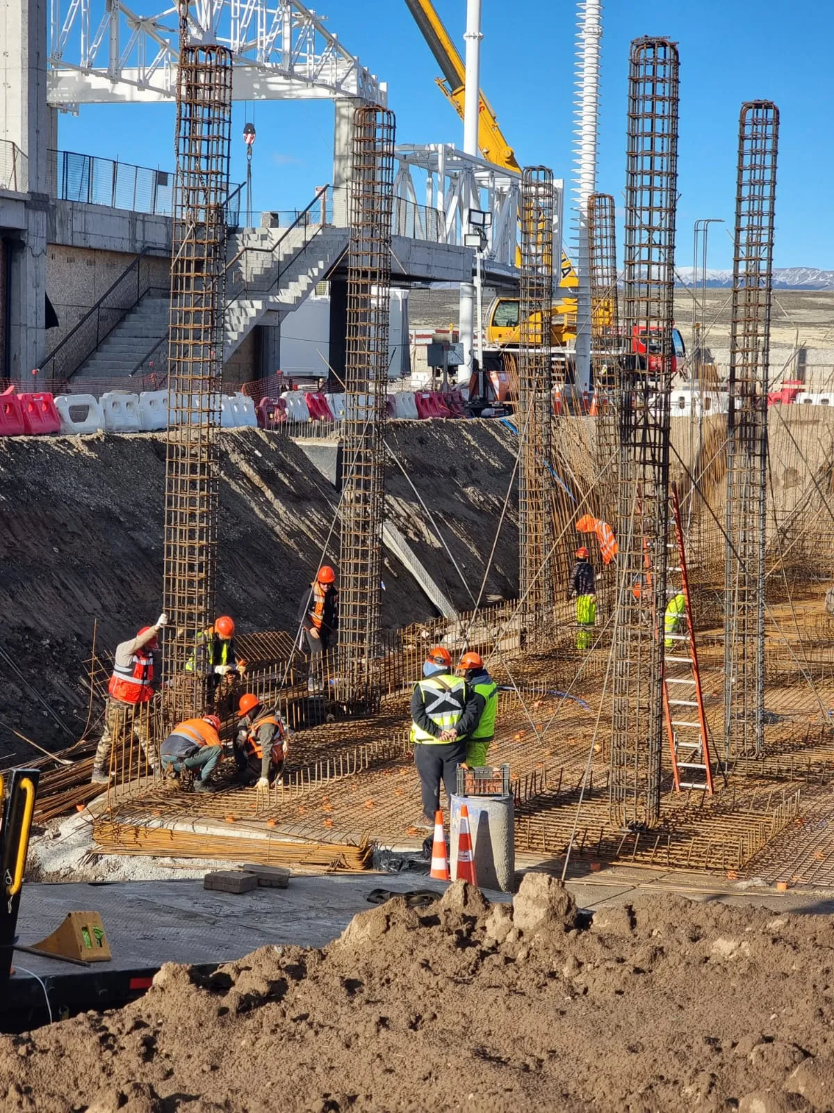 Detalle de enfierradura y hormigón en obra
